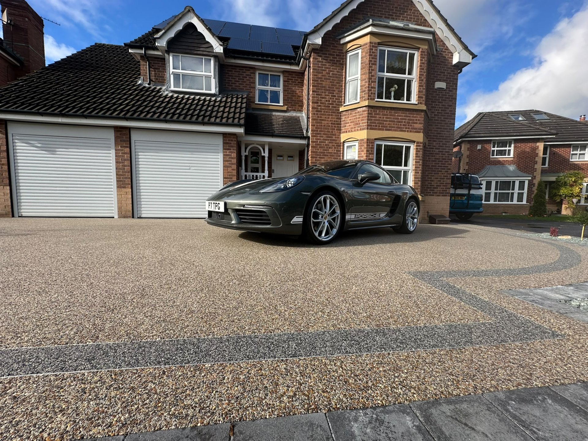 Resin bound driveway with contrasting banding